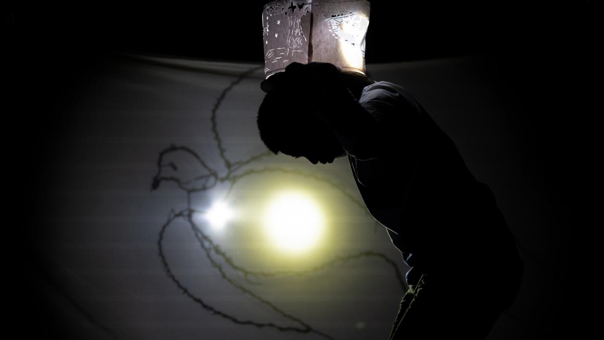 Millie The Black Kite by Flying Balloons Puppet (ID) & Big Mama Production (AU)